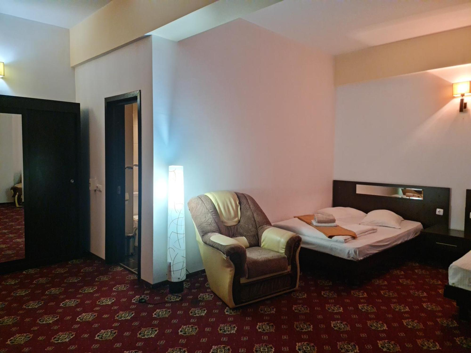 Hotel Magic Gt Trivale ピテシュティ エクステリア 写真